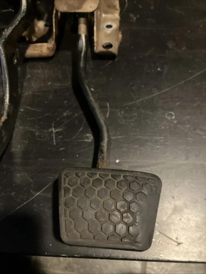 Pedal embrague freno Chevrolet Camaro 1982-1992 completo OEM original usado Foto 4 de 4