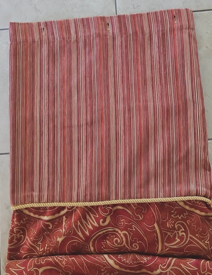 Cortina de Ducha Bacova Tela Paisley Roja y Dorada con Forro Dorado 68" W x 72" L Foto 2 de 4