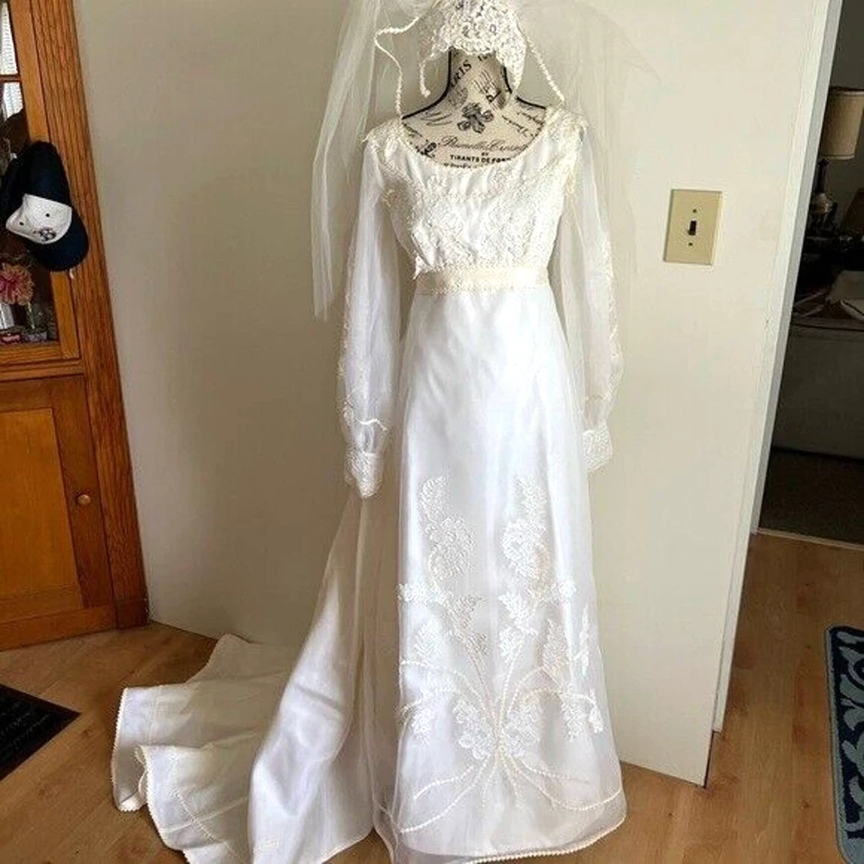 Vestido de novia vintage 1975 blanco virgen con detalle de cuentas de encaje bordado Foto 2 de 4