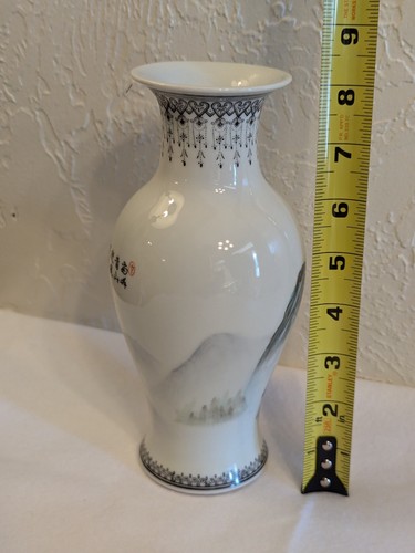 VTG Chinese Porcelain Vase - Picture 7 of 11