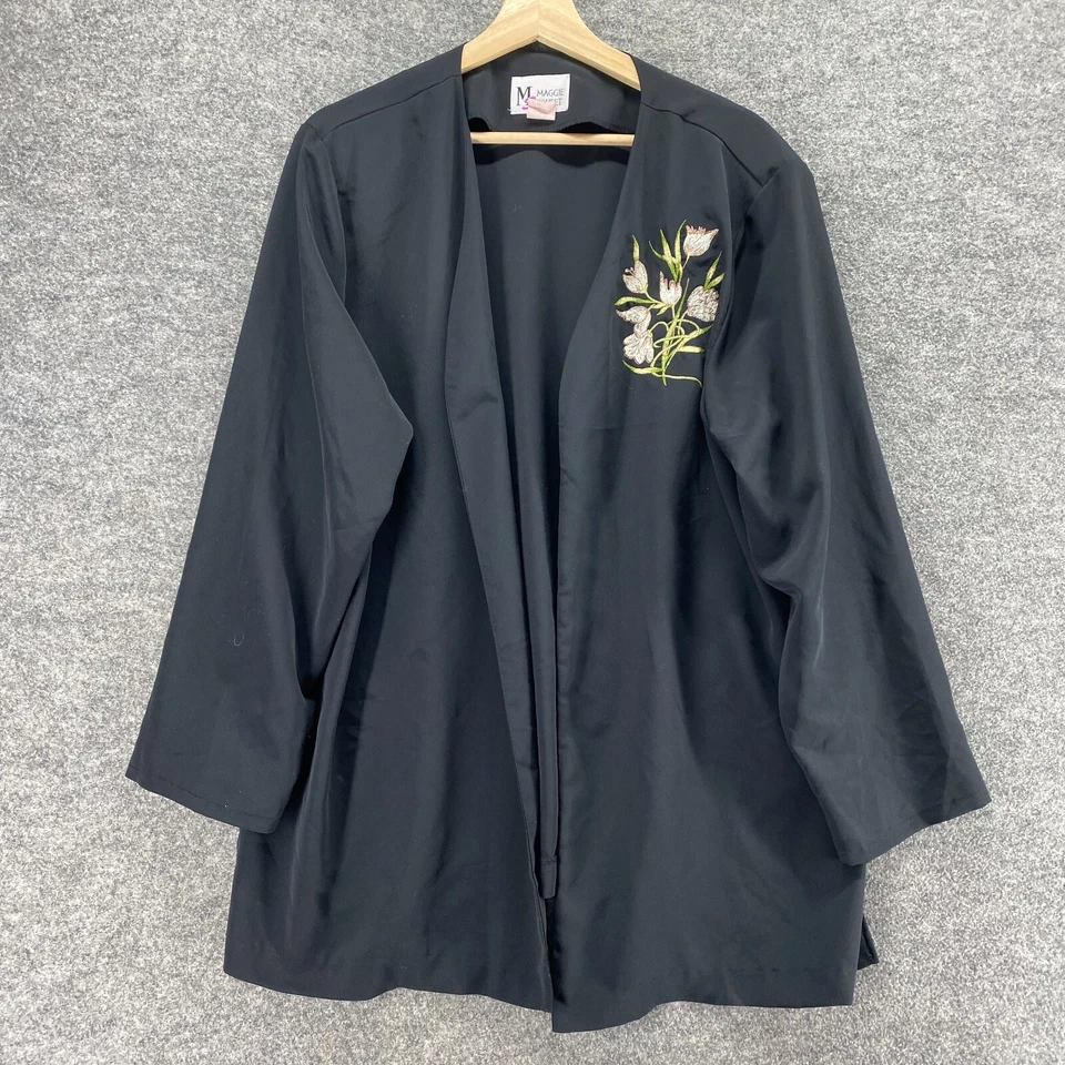 Top Maggie Sweet Mujer 1X Plus Floral Bordado Frente Abierto Manga Larga Informal Foto 3 de 4