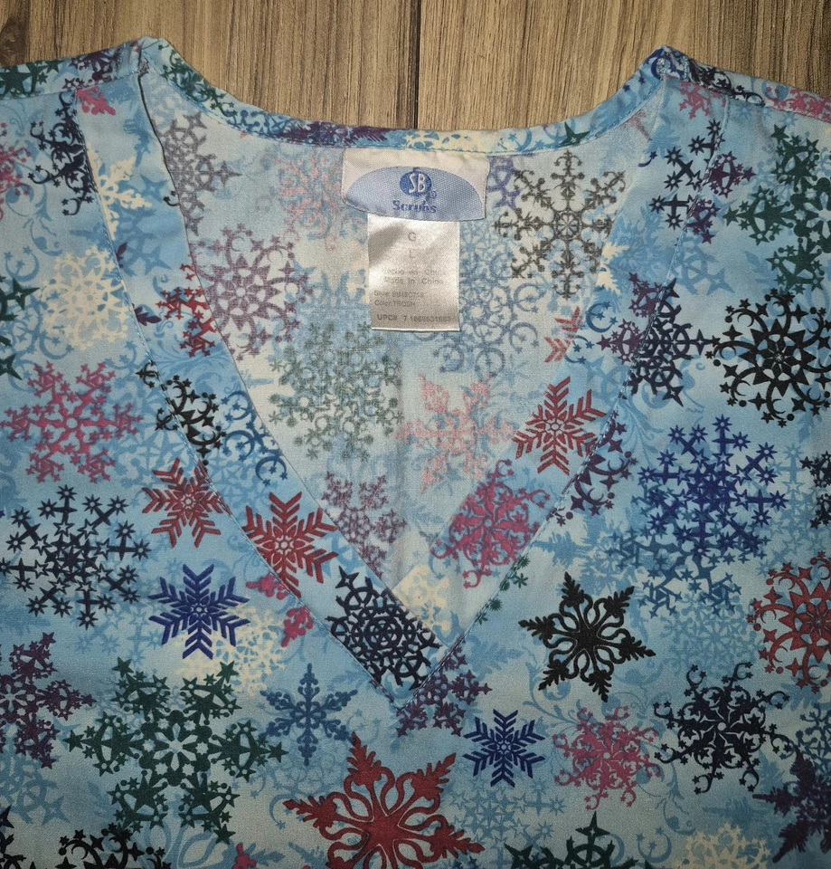 Scrubs Christmas Scrub Top Snowflake Work Shirt Womens Size Large Winter Theme - Image 3 of 4
