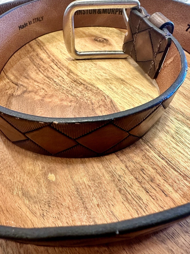 Cinturón de cuero marrón de piel de becerro italiano en relieve Johnston & Murphy para hombre talla 38 1,25 pulgadas Foto 3 de 4