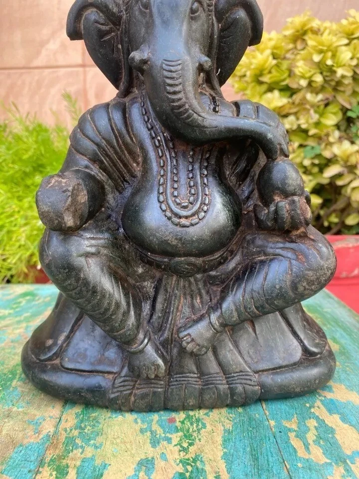 Antigua figura rara adorada del dios hindú Ganesha tallada a mano de piedra negra antigua rara Foto 4 de 4