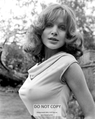 MADELINE SMITH ENGLISH ACTRESS - 8X10 PUBLICITY PHOTO (AZ532)