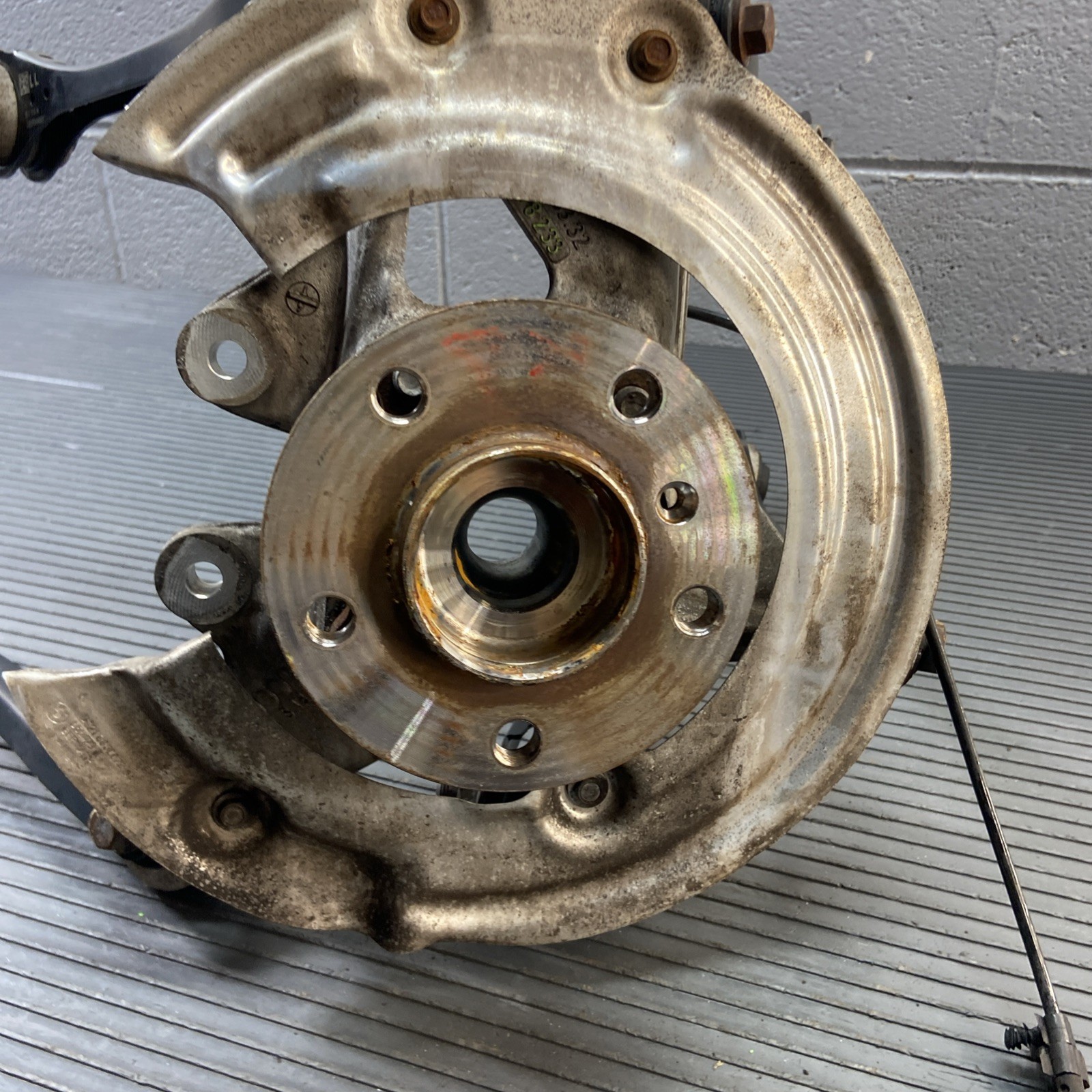 BMW i8 2014-2020 Rear Left Steering wheel hub