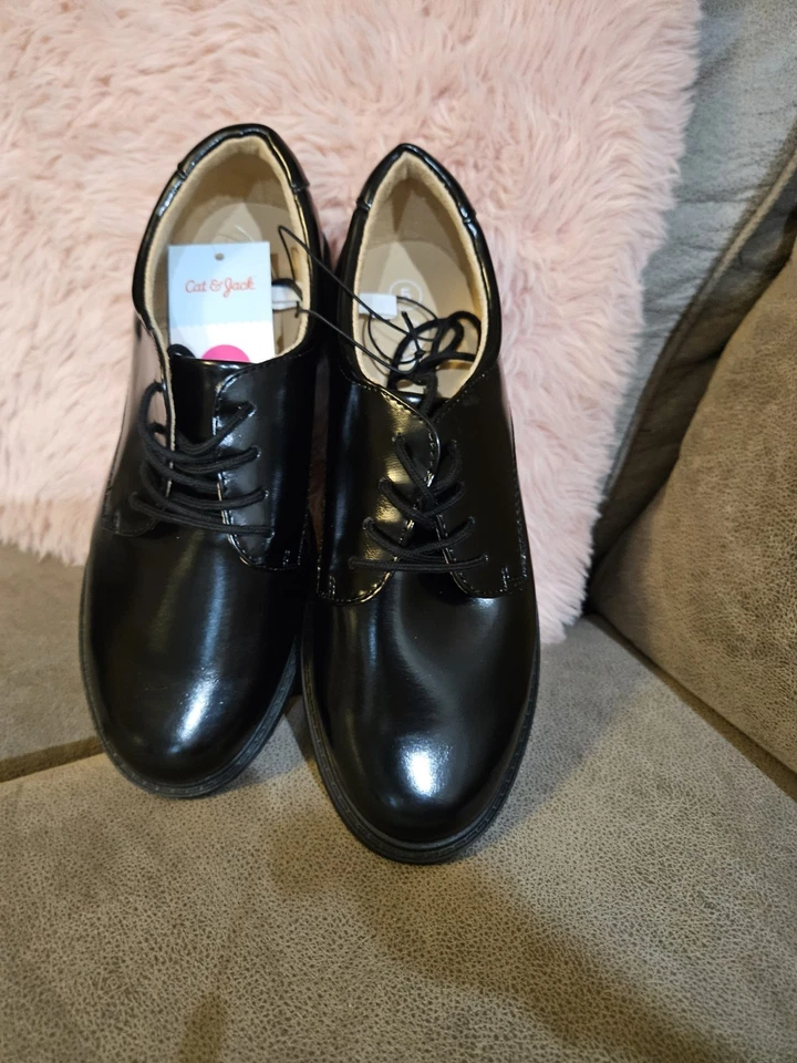 Zapatos de vestir Cat and Jack para niños negros talla 5 nuevos con etiquetas nunca usados imitación cuero Foto 2 de 4