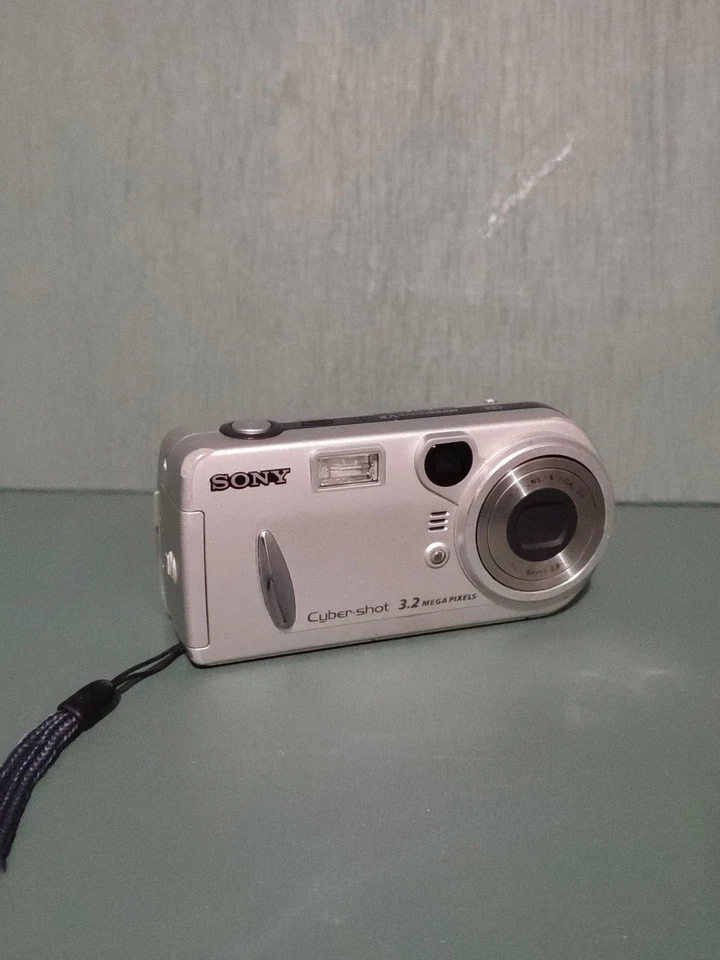 Sony Digital Camera Cybershot DSC-P72 3.2MP Silver Tested - Image 2 of 4