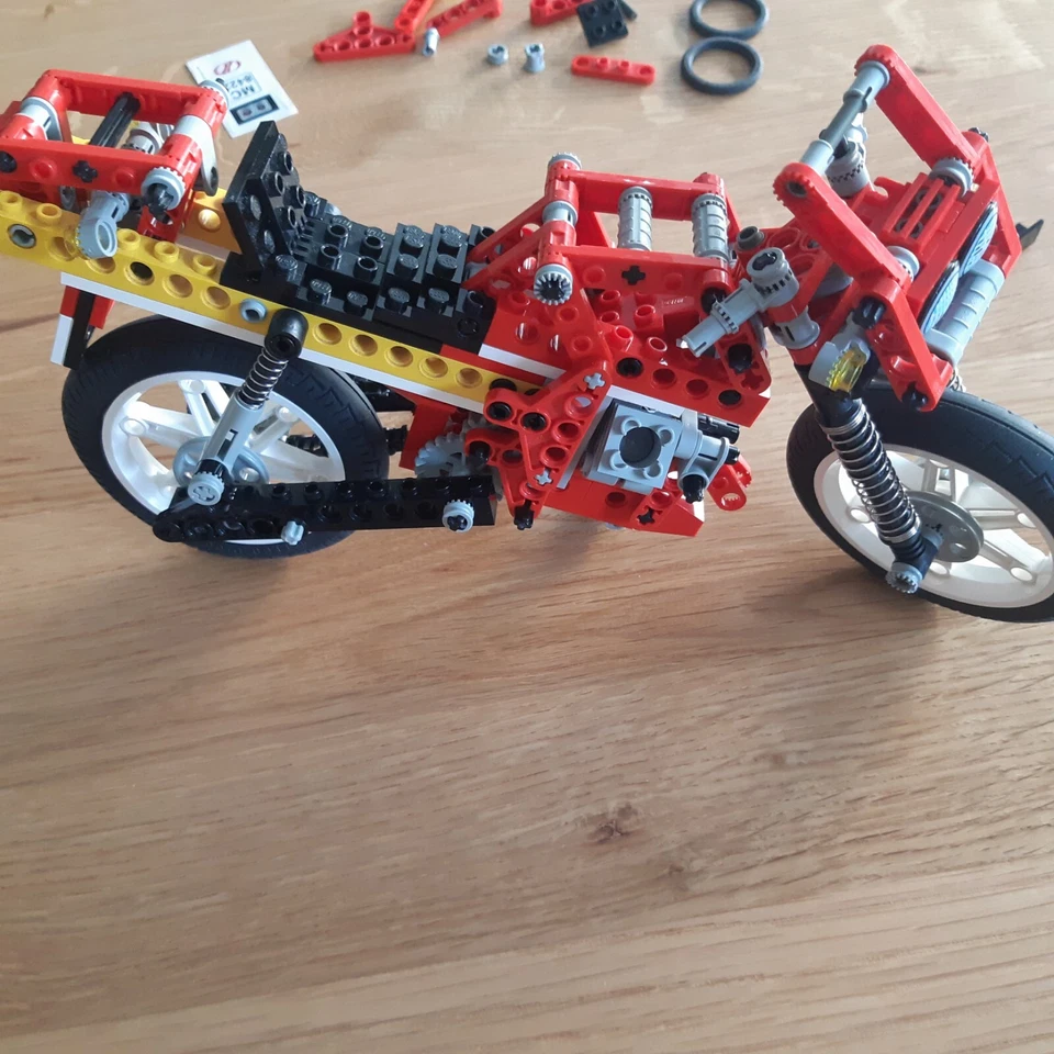 LEGO Technic 8422 Circuit Shock Racer / V-Twin Super Bike, photo 1 sur 5