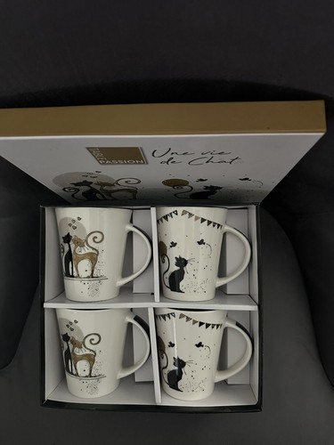 Lot De 4 Mugs Pin Up Multicolores - Occasion En Bon état