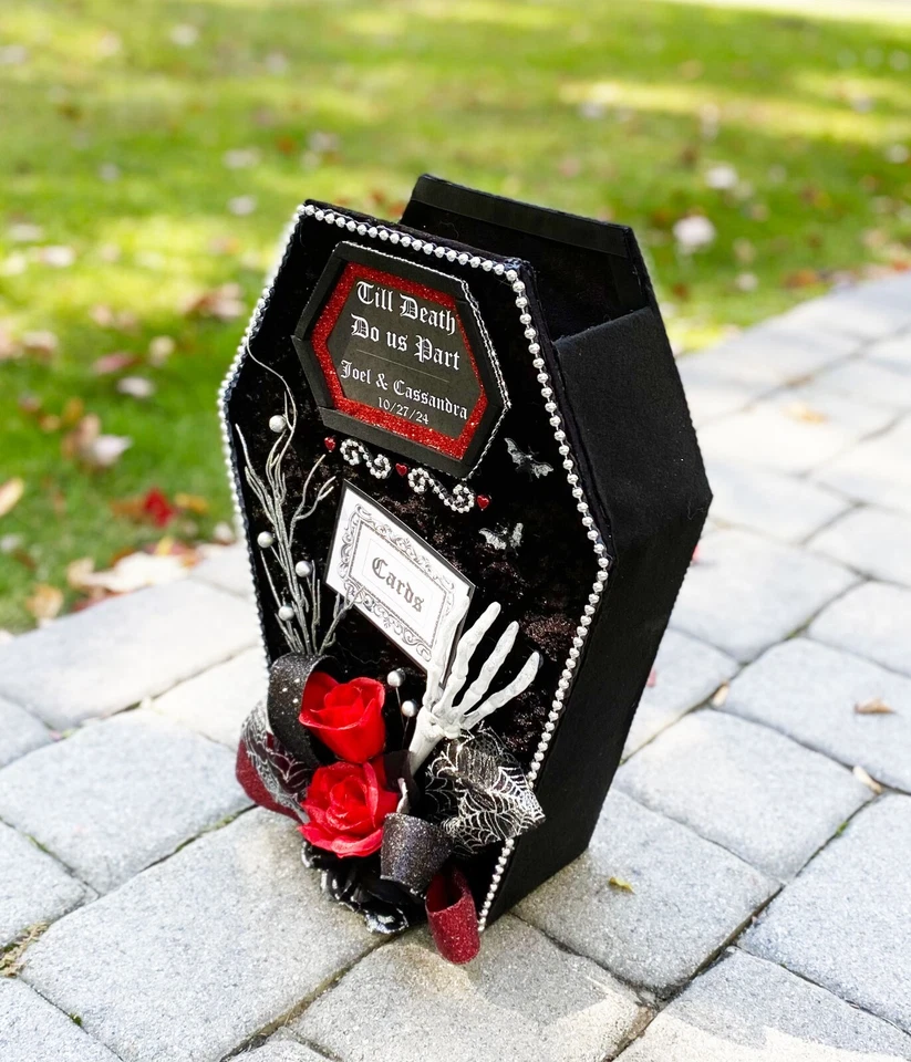 Decoración de Halloween, #boda de Halloween, #gótico #boda, ataúd, negro, rojo, negro, cráneo Foto 2 de 4