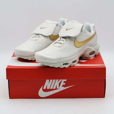 HV2541-001 Nike Air Max Plus Tiempo Phantom and Metallic Gold (Herren)