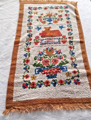 Cannon Towel Vtg with Cat and Flowers 32'' x 17.5''