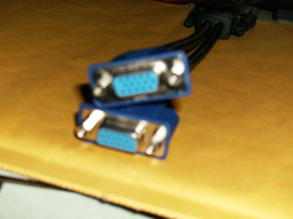 DVI-I 24+5 pins male to dual VGA female monitor y-splitter cable adapter - Image 2 of 3