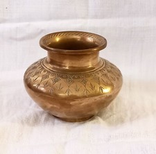 Elegante vaso ottone di origine orientale, firmato. Alto 11,5 cm Diam. 15 cm.