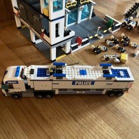 LEGO CITY 7743 & 7744 Police Headquarters 100% Complete w/Minifigures & Manuals