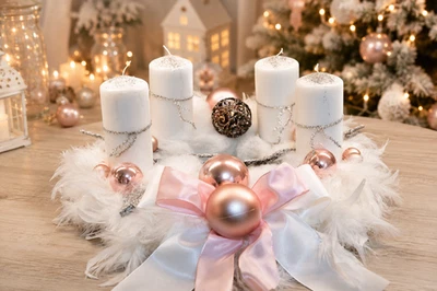 Adventskranz Federn weiß rosa 40 cm künstlich Weihnachten Adventsgesteck Deko - Bild 1 von 4