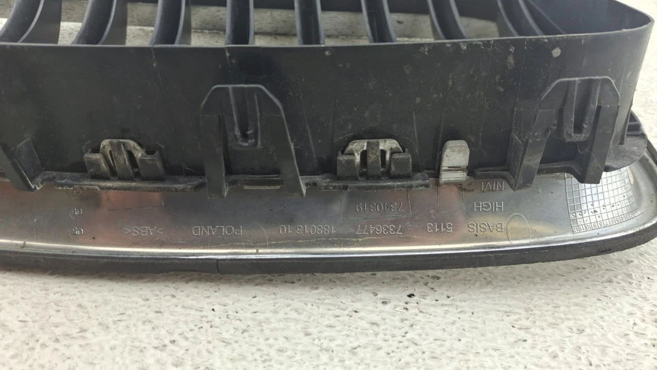 Grelha superior do radiador dianteira esquerda BMW 528i XDRIVE F10 2014-2016 fabricante de equipamento original - Imagem 4 de 4