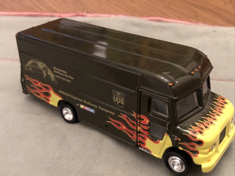 FURGONETA DE REPARTO UPS ACTION ESCALA 1/32 “VERSIÓN RACING UPS” Edición Limitada #3598 A+ Foto 2 de 4