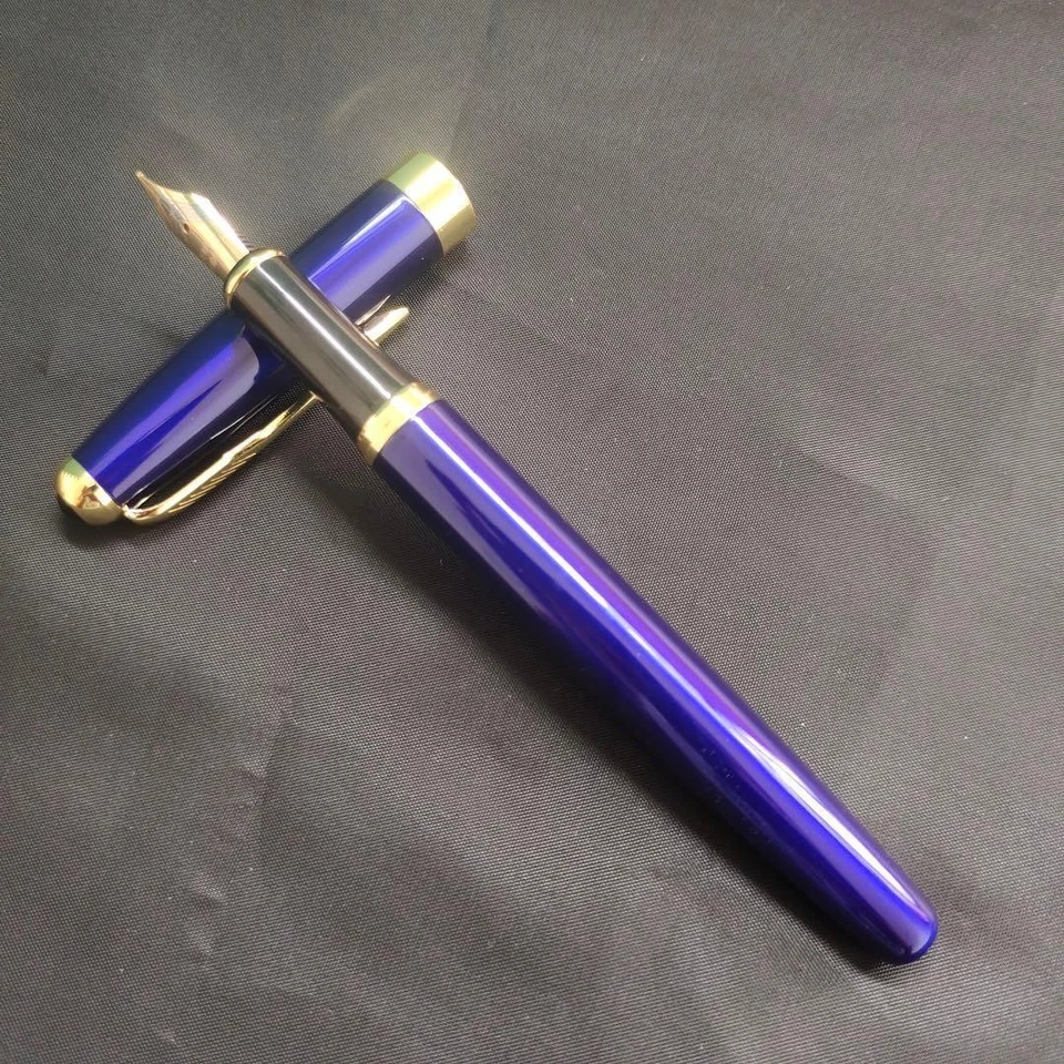 @Pluma Estilográfica Morada Decoración Dorada Foto 3 de 4