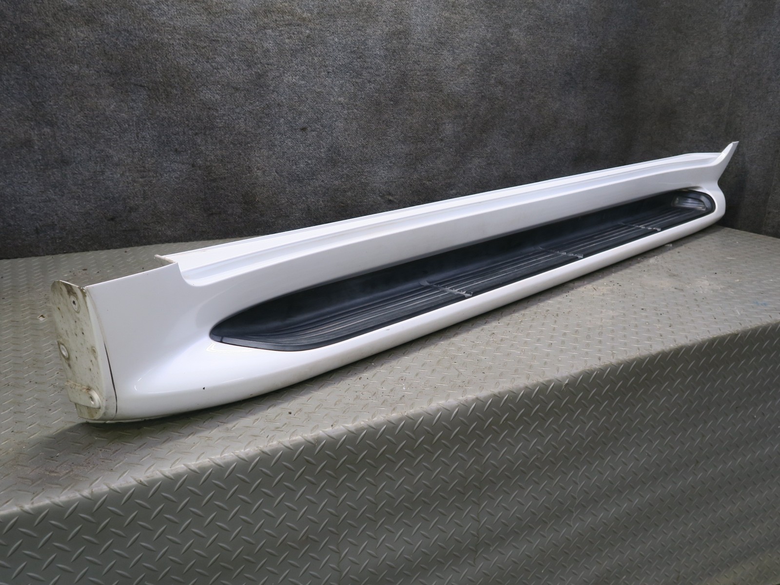 2008-2015 LEXUS URJ201L LX570 LEFT SIDE RUNNING BOARD STEP LOWER TRIM MOLDING