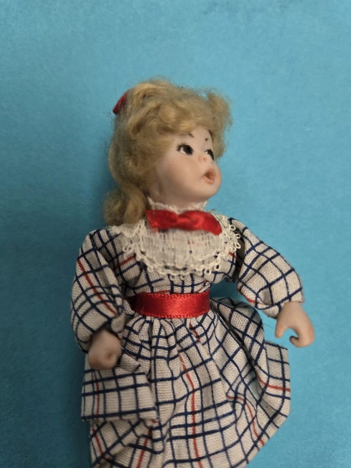 Casa de muñecas miniatura porcelana niña muñeca artesanal hecha a mano - ¡Súper linda! Foto 4 de 4