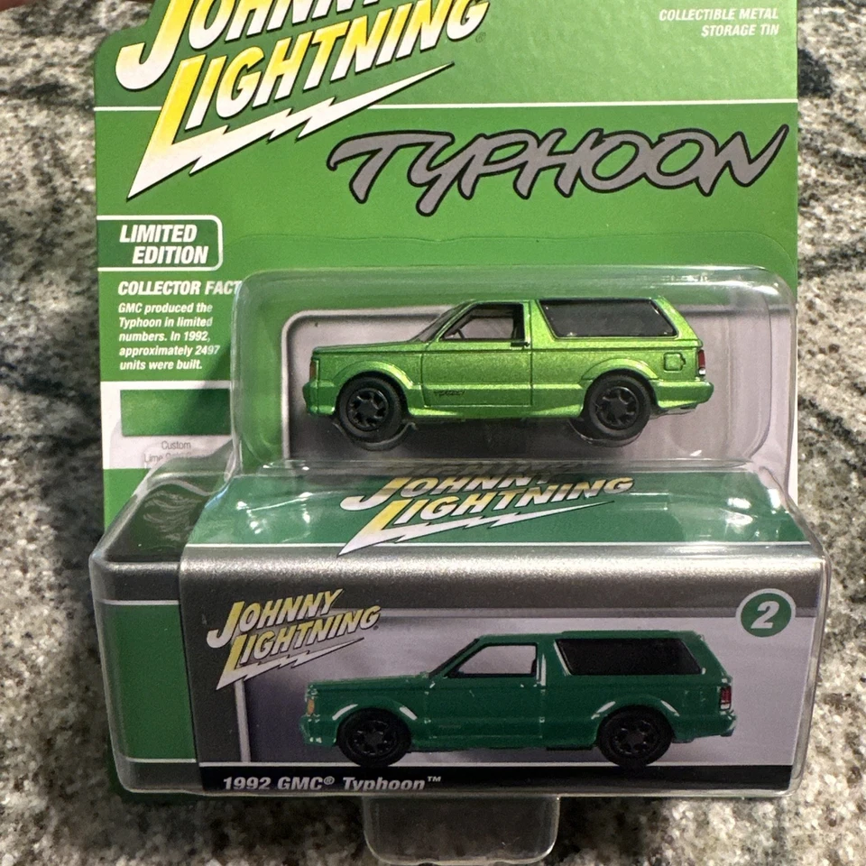 Johnny Lightning JL 1992 GMC TYPHOON 2025 CONTENEDOR DE ALMACENAMIENTO VERDE Y ROJO - LOTE DE 2 Foto 2 de 3