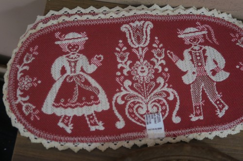 PAIR OF 2 VINTAGE AUSTRIA OKTOBERFEST WOVEN DOILY DRESSER SHAWL 6"X13" AUSTRIAN - Picture 3 of 4