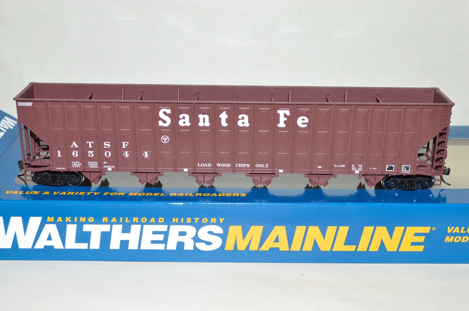 HO Walthers Greenville 7000 cf wood chip hopper car train SANTA FE RY