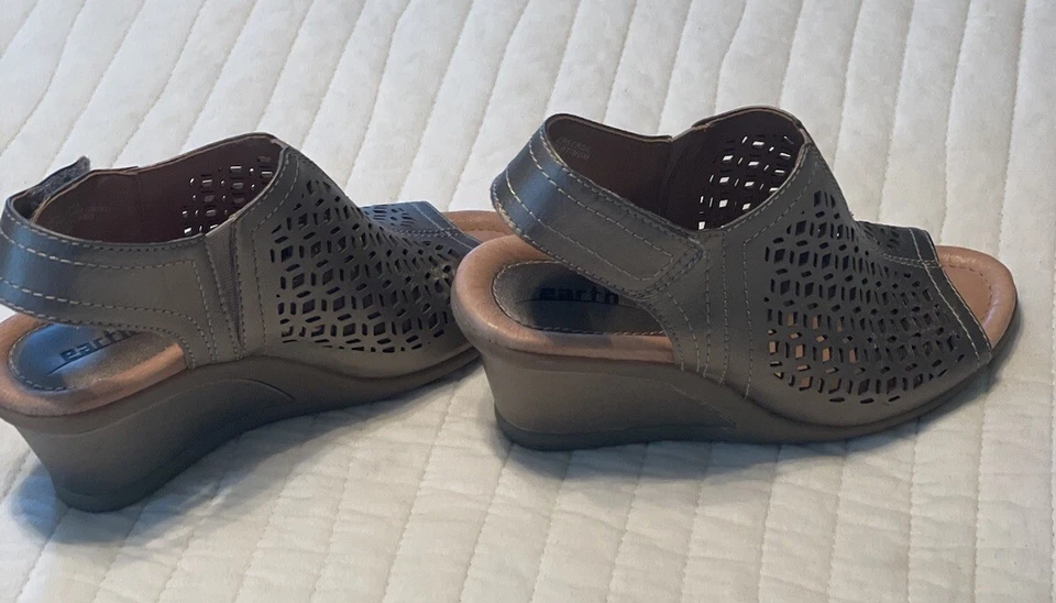 Earth Women’s Cascade Platinum Leather Wedge Heel Cut Out Sandals Womens Sz 5B - Image 4 of 4