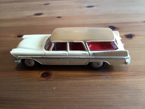 CORGI 219 PLYMOUTH SPORTS SUBURBAN STATION WAGON ORIGINAL AND BOXED - Picture 2 of 6