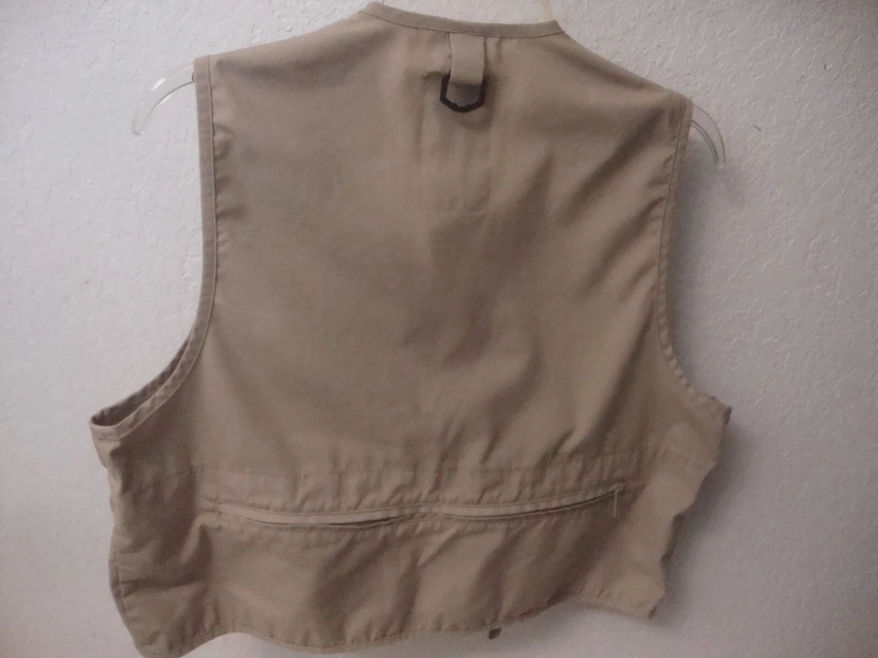 Men’s Master Sportsman Tan/Beige Fishing Vest Size M - Lots of pockets!! - Image 2 of 4