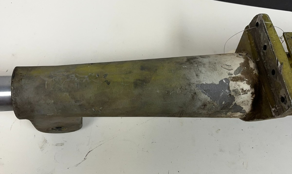 PIPER PA-28 MAIN LANDING GEAR LEG STRUT CYLINDER AXLE 63305-4 AIRCRAFT