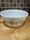 PYREX BUTTERFLY  GOLD WHITE  402 1 1/2 Qt. MIXING BOWL