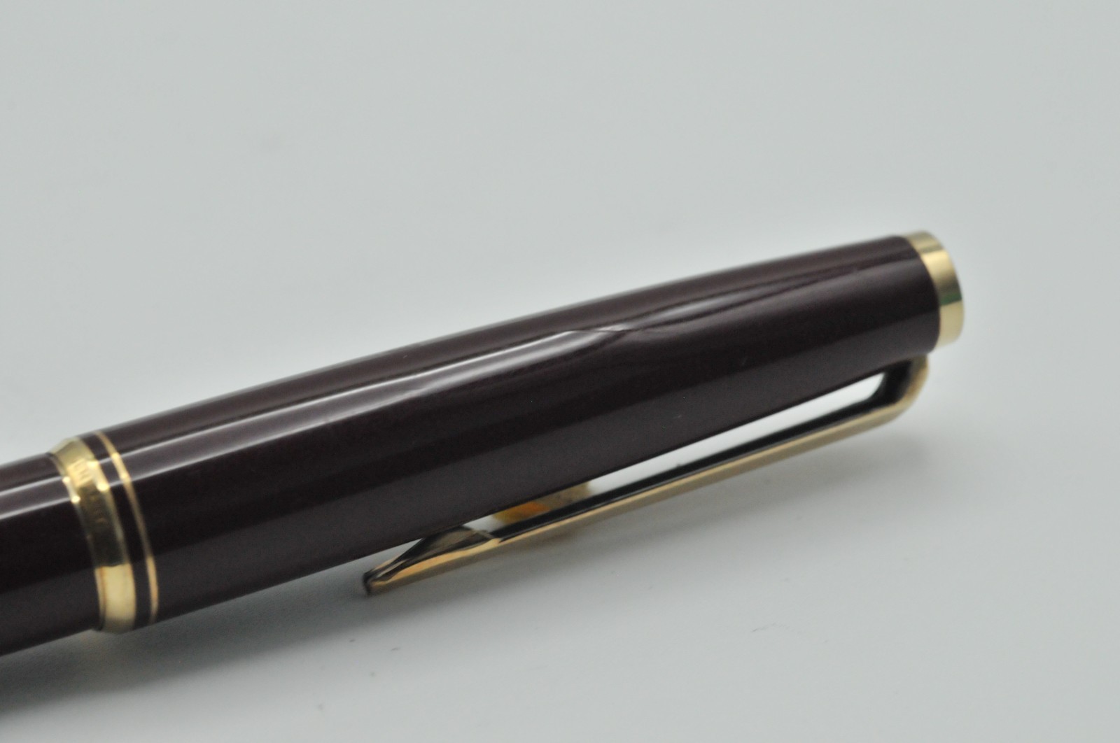 Vintage Montblanc 221 Fountain Pen 14K Fine Nib Borgundy Very Good+ W10010