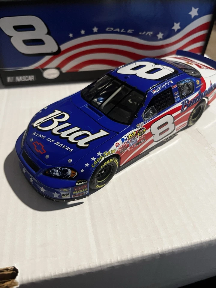 Dale Earnhardt Jr. 2007 Monte Carlo SS Budweiser estrellas y rayas Foto 2 de 4