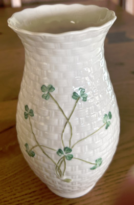 Vintage Belleek Kylemore Vase 8'' Korbgeflecht Kleeblatt