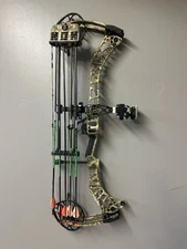 Matthews V3X 33 Camo w/ Black Gold Sight Arrows and Case (J31003669)