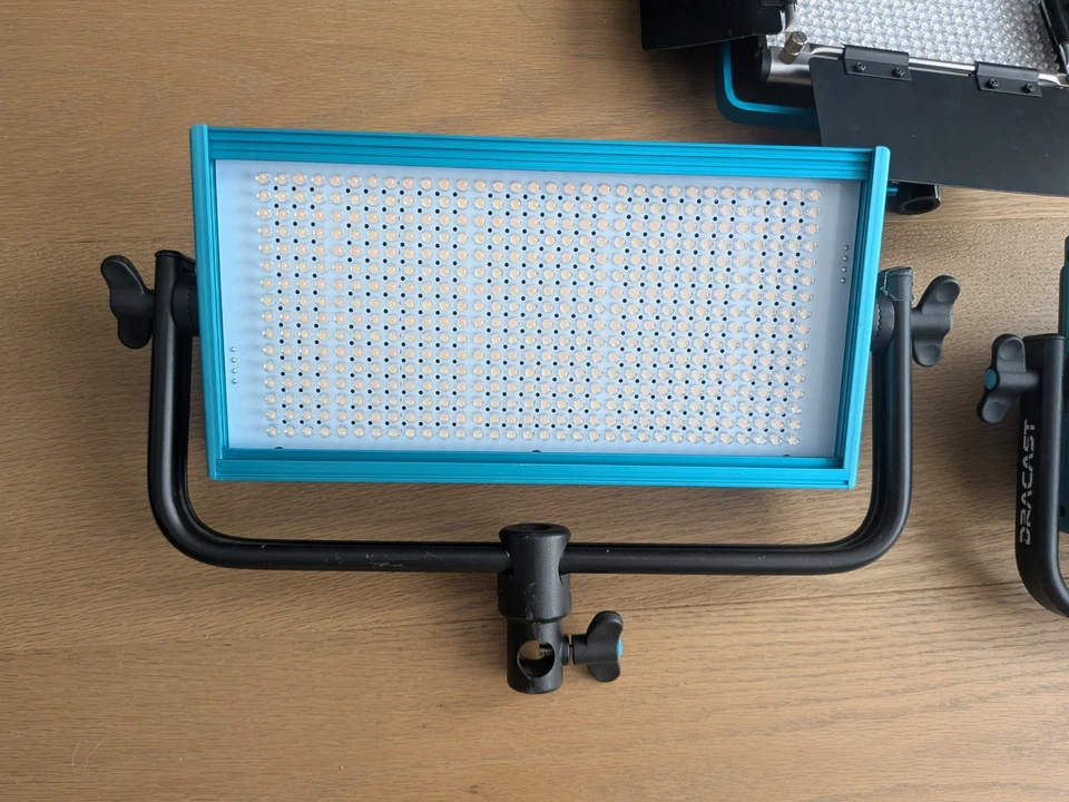 Dracast LED500 Pro Series Luz de Día Panel LED Luz con Placa de Batería Montaje en V Foto 3 de 4