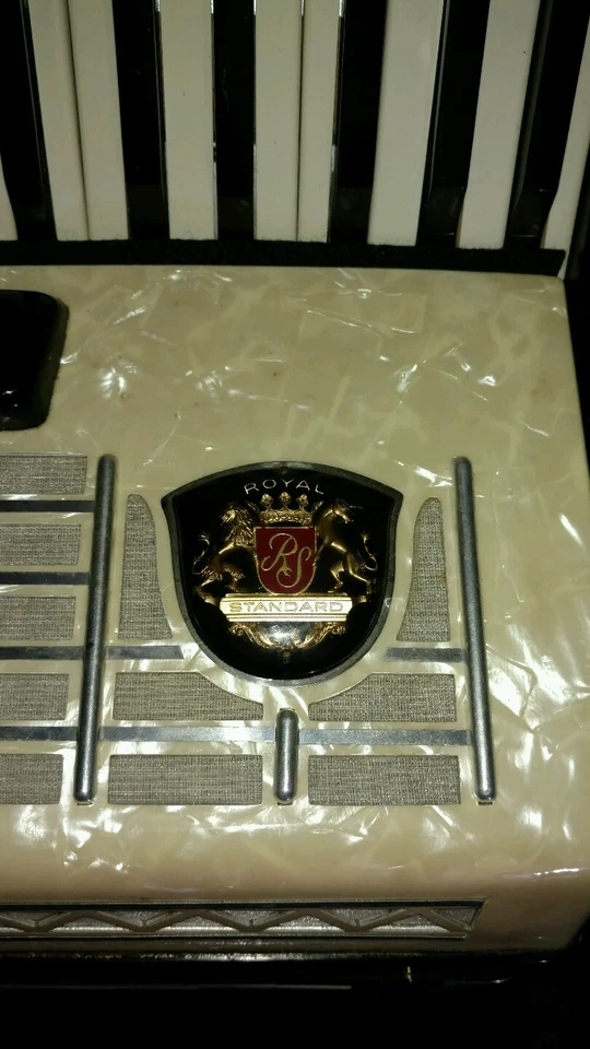 Acordeón Royal Standard con estuche madreperla Foto 3 de 4