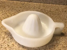 VINTAGE THATCHER GLASS MFG ELMIRA NY WHITE MILK GLASS SUNKIST JUICER #2