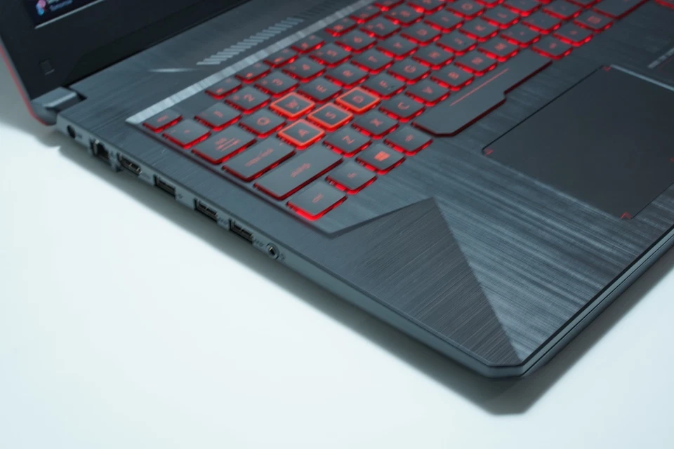 Portátil Gaming ASUS TUF FX504GM (Core i5 8300H/16GB/GTX1060 3G/500GB+1TB SSD/FHD) Foto 4 de 4