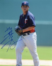 CHIH -WEI  HU  MINNESOTA  TWINS     SIGNED AUTOGRAPHED 8X10  PHOTO  W/ COA 
