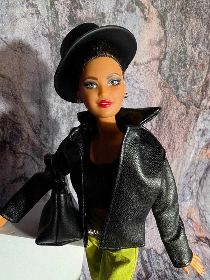 准备好过冬! 美泰芭比娃娃模型缪斯娃娃二手-新衣服、帽子和钱包 — 第 3/4 张图片