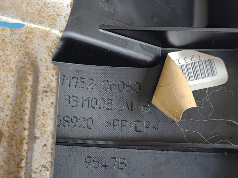 Toyota Camry XSE 2018 asiento trasero izquierdo del lado del conductor cojín cubierta roja OEM Foto 4 de 4