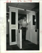 1982 Press Photo Dr. Paul Nicholas tests drug scanner at Houston IAH airport