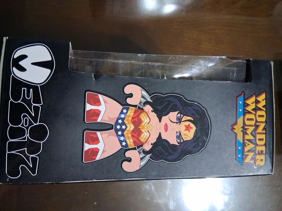 WONDER WOMAN MEZ-ITZ DC VINILO DE DISEÑO 6" MEZCO TOYZ Caja dañada Foto 3 de 4