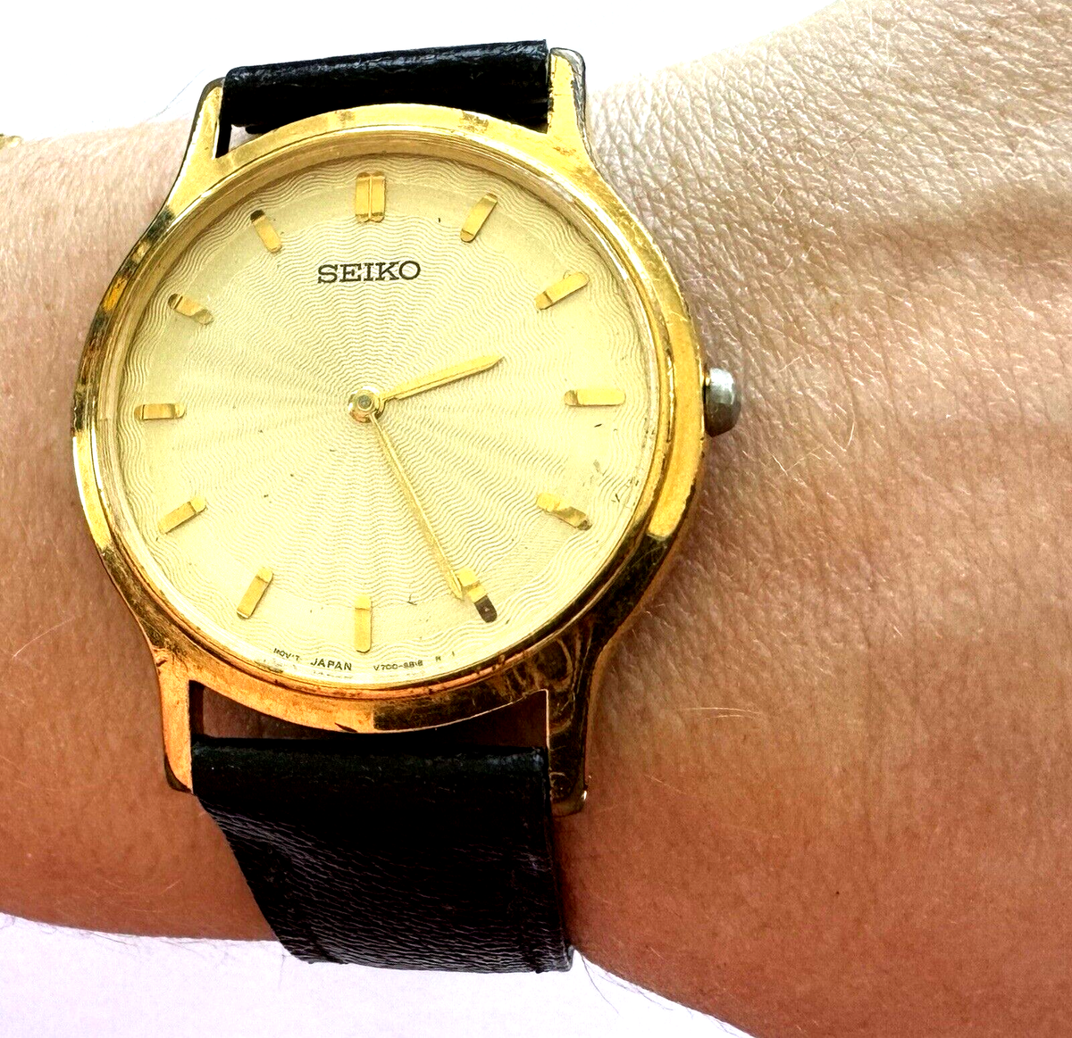 マブページ SEIKO V700 Vintage Seiko Quartz Watch Gold Tone Roman Numerals V700