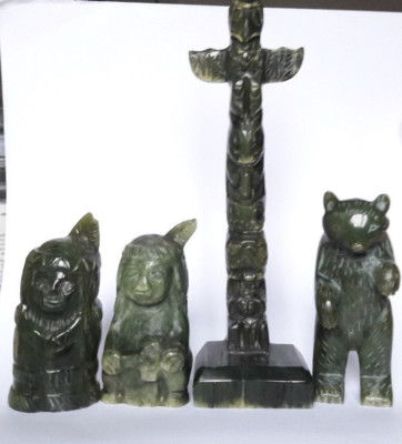 Antikes Set handgeschnitzter Jadefiguren der amerikanischen Ureinwohner