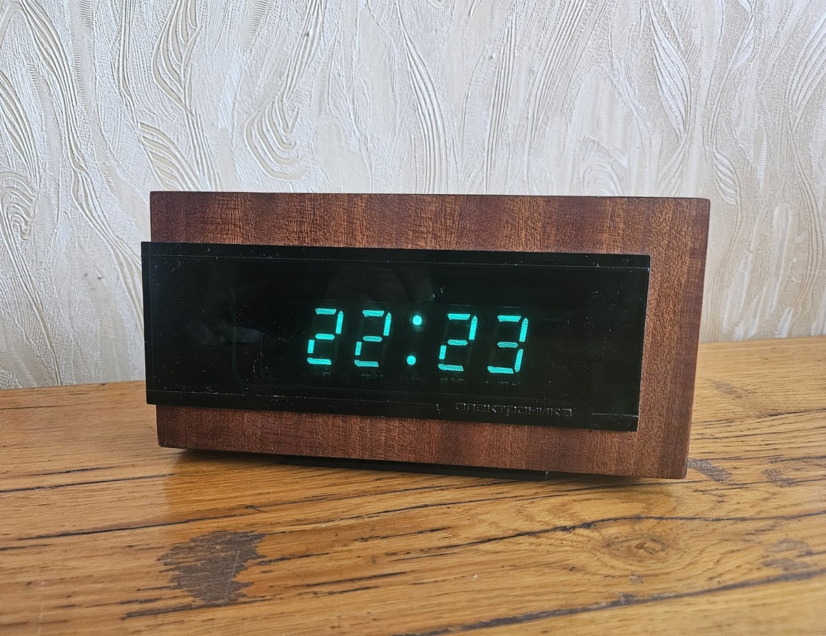 VFD Display Wood Table Clock ELEKTRONIKA 6.15M Works Well from